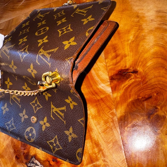 Louis Vuitton Monogram
Canvas Porte
Papier Wallet passport holder repurposed - Picture 11 of 15